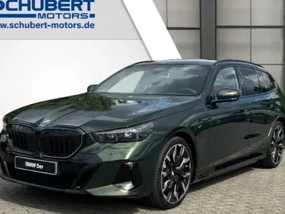 Neu BMW 550e Comfort Edition 489 PS (359 kW) 2026 Grün Kombi