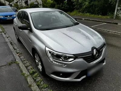 Gebraucht Renault Mégane LIMITED 140 PS (102 kW) 2019 Silber Limousine