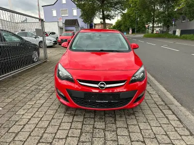 Gebraucht Opel Astra Edition 116 PS (85 kW) 2014 Rot Limousine