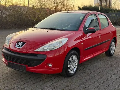 Gebraucht Peugeot 206+ Basis 73 PS (53 kW) 2010 Rot Kleinwagen