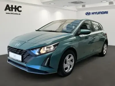 Gebraucht Hyundai i20 Select 79 PS (58 kW) 2025 Mangrove green Limousine