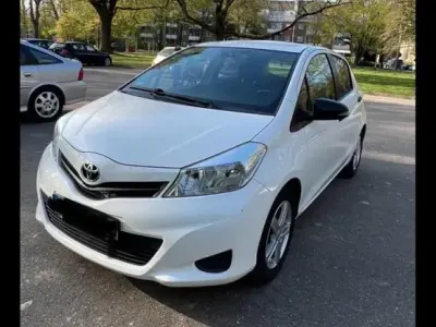 Usata Toyota Yaris 70 CV (51 kW) 2013 Bianco Utilitaria