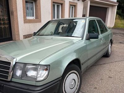 Usata Mercedes E230 136 CV (100 kW) 1989 Verde Berlina