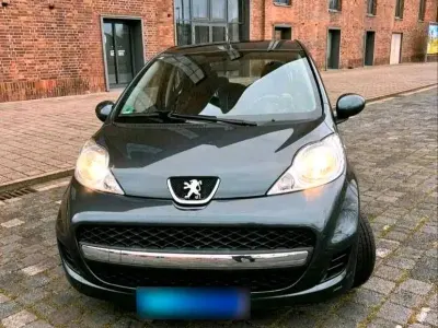 Gebraucht Peugeot 107 68 PS (50 kW) 2012 Grau Kleinwagen