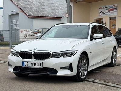 Weiß Gebraucht 2022 BMW 330e Sport Line Kombi | 23.900 €