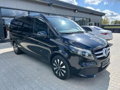 Schwarz Gebraucht 2022 Mercedes V220 Van / Kleinbus | 32.698 € (Fairer Preis)