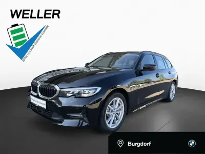 Gebraucht BMW 330e Advantage 292 PS (214 kW) 2021 Bmw 330e touring aut. advantag (schwarz) Kombi