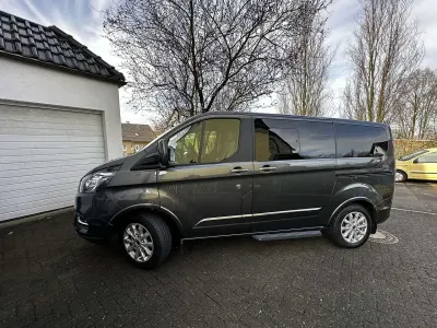 Gebraucht Ford Tourneo Custom Titanium 145 PS (106 kW) 2023 Silber Van