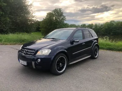 Używany Mercedes ML500 306 KM (225 kW) 2006 Czarny SUV