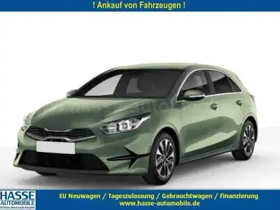 Neu Kia Ceed Gold 140 PS (102 kW) 2025 Experience grün metallic Kleinwagen