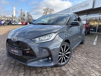 Neu Toyota Yaris Hybrid Sport 131 PS (96 kW) 2025 Grau Limousine