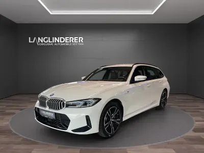Gebraucht BMW 330e M Sport 292 PS (214 kW) 2023 Alpinweiss iii Kombi