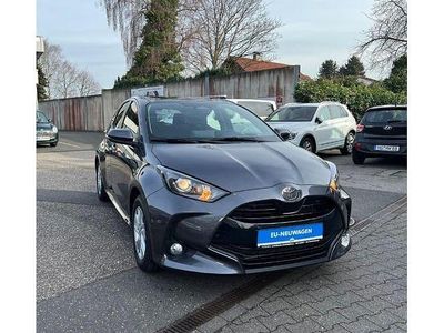Grau Neu 2025 Toyota Yaris Hybrid Limousine | 23.990 € (Guter Preis)