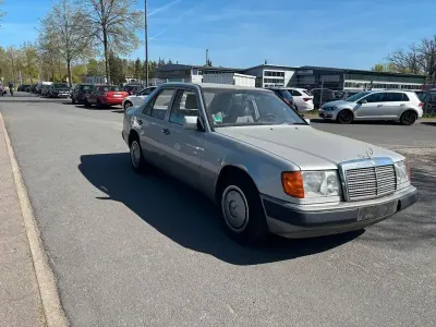 Second-hand Mercedes E300 179 CP (131 kW) 1990 Argintiu Berlinǎ