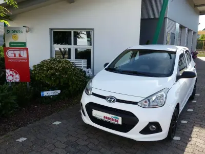 Gebraucht Hyundai i10 Basis 67 PS (49 kW) 2015 Polar white / sol Kleinwagen