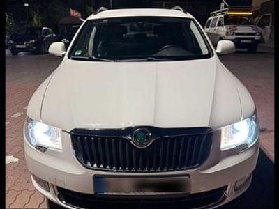 Weiß Gebraucht 2010 Skoda Superb Comfort Kombi | 5.000 € (Fairer Preis)