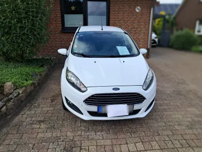 Gebraucht Ford Fiesta 60 PS (44 kW) 2013 Weiß Kleinwagen