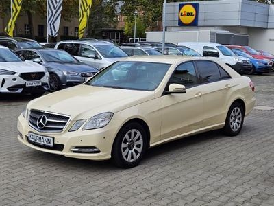Beige Gebraucht 2011 Mercedes E200 Limousine | 5.490 €