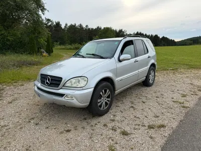 Gebraucht Mercedes ML270 163 PS (119 kW) 2002 Silber SUV
