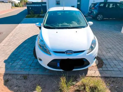 Gebraucht Ford Fiesta 60 PS (44 kW) 2011 Weiß Kleinwagen