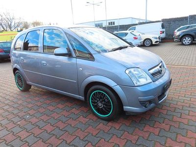 Grau Gebraucht 2004 Opel Meriva Basis Van / Kleinbus | 2.490 € (Fairer Preis)