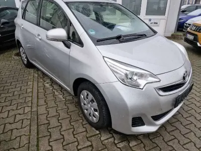 Gebraucht Toyota Verso-S Cool 99 PS (72 kW) 2015 Silber Van / Kleinbus