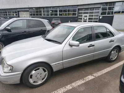 Gebraucht Mercedes C220 150 PS (110 kW) 1995 Silber Limousine