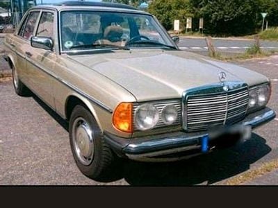 Second-hand Mercedes 200 109 CP (80 kW) 1982 Verde Berlinǎ