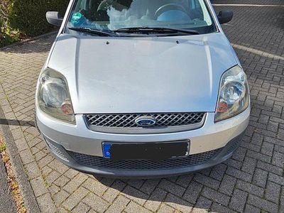 Gebraucht Ford Fiesta 69 PS (50 kW) 2007 Silber Kleinwagen