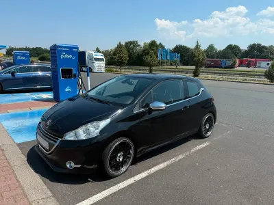 Gebraucht Peugeot 208 120 PS (88 kW) 2014 Schwarz Kleinwagen
