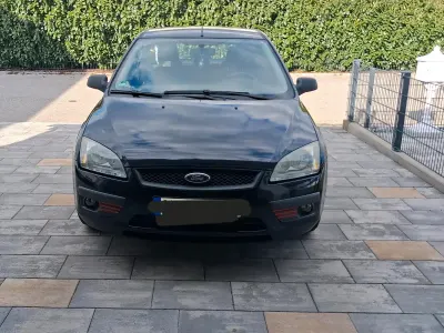Begagnad Ford Focus 101 HK (74 kW) 2006 Svart Sedan