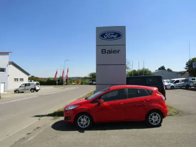 Gebraucht Ford Fiesta Trend 101 PS (74 kW) 2015 Rot Kleinwagen