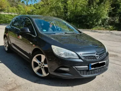 Usata Opel Astra Edition 140 CV (102 kW) 2012 Nero Berlina