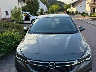 Gebraucht Opel Astra Edition 105 PS (77 kW) 2018 Grau Limousine