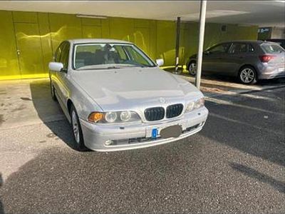 Gebraucht BMW 525 163 PS (119 kW) 2002 Silber Limousine