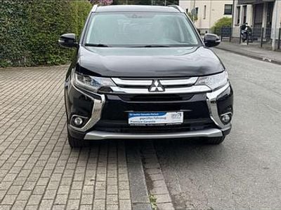 Schwarz Gebraucht 2017 Mitsubishi Outlander Diamant Edition SUV | 16.500 €