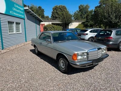 Gebraucht Mercedes 230 109 PS (80 kW) 1978 Silber Coupé