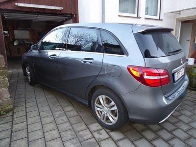 Grau Gebraucht 2016 Mercedes B180 Van / Kleinbus | 8.800 € (Guter Preis)