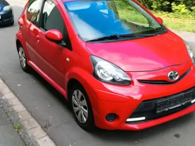 Gebraucht Toyota Aygo 65 PS (47 kW) 2012 Rot Kleinwagen
