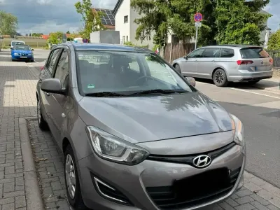 Gebraucht Hyundai i20 86 PS (63 kW) 2012 Braun Kleinwagen