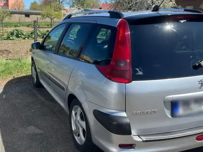 Usata Peugeot 206 109 CV (80 kW) 2005 Oro Utilitaria