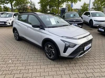 Gebraucht Hyundai Bayon Intro Edition 101 PS (74 kW) 2021 Sleek silver/ phantom black SUV