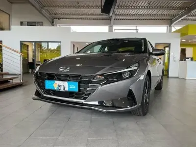 Gebraucht Hyundai Elantra 122 PS (89 kW) 2023 Grau Limousine