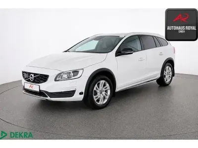 Gebraucht Volvo V60 CC 150 PS (110 kW) 2019 Ice white, solid / solid Kombi