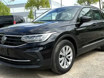 Gebraucht VW Tiguan Life 150 PS (110 kW) 2023 Schwarz SUV