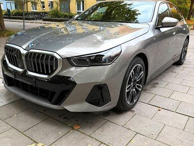 Grau Gebraucht 2024 BMW 520 Comfort Edition Limousine | 50.690 €
