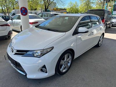 Second-hand Toyota Auris Executive 132 CP (97 kW) 2014 Alb Berlinǎ