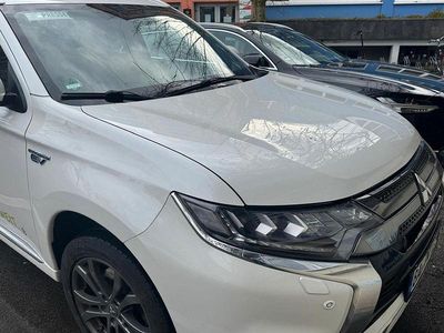 Gebraucht Mitsubishi Outlander P-HEV Plus 224 PS (164 kW) 2021 Weiß SUV