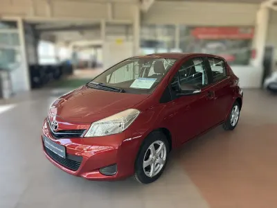 Usata Toyota Yaris Cool 99 CV (72 kW) 2013 Rosso Utilitaria
