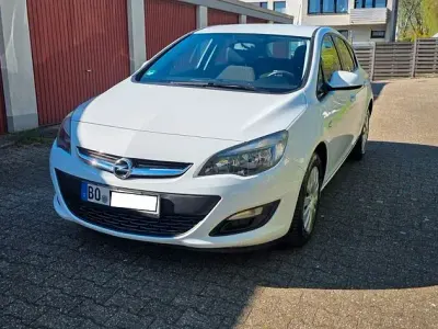 Gebraucht Opel Astra Edition 116 PS (85 kW) 2014 Weiß Limousine